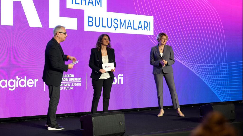 1709804689 Soldan Sa a Yektan Kopan Esra Bezircio lu P nar Kaya